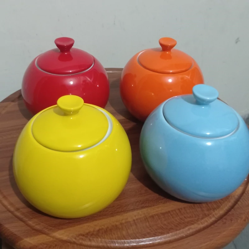 تصویر قندان رنگی چینی مقصود در رنگ های زرد وزرد فسفری و آبی و نارنجی 